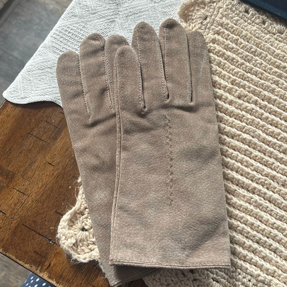 Pair of beige suede gloves-XL